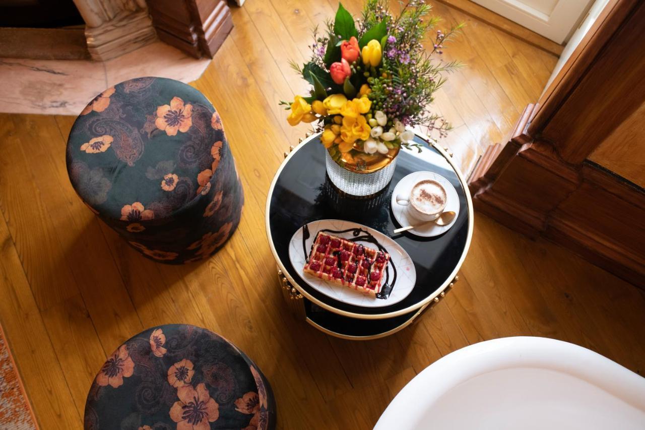 1877 Estrela Palace Aveiro Extérieur photo A coffee table with a cake and a flower arrangement